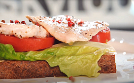 Брускетта с куриной грудкой гриль, салатом и хумусом