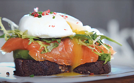 Сандвич на бородинском хлебе с авокадо, миксом салата, лососем и яйцом пашот