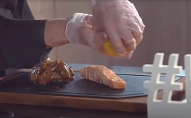 Стейк из лосося на гриле с острыми баклажанами